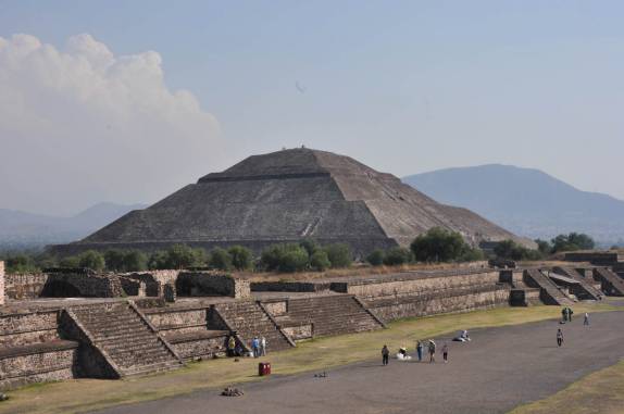 Pirâmide do Sol vista do alto da Pirâmide da Lua, em Teotihuacán, ao norte da Cidade do México